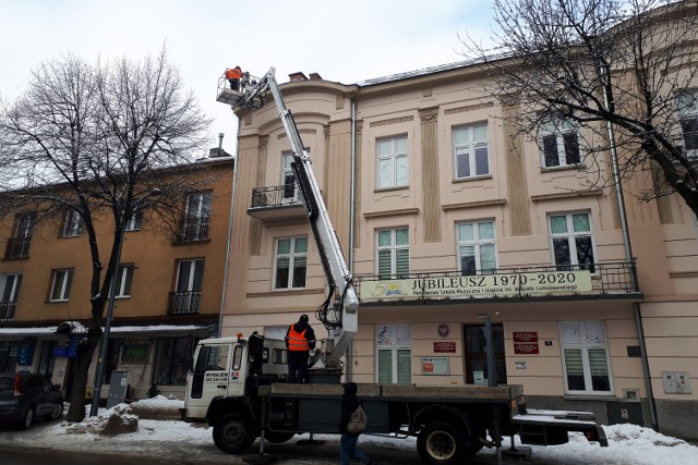 Służby porządkowe usuwają zalegający na dachach śnieg oraz zwisające sople.