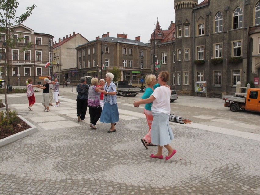 Seniorzy ćwiczyli poloneza na Placu Magistrackim