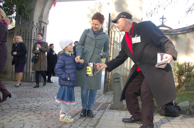 4-letnia Tosia z mamą wrzuca datek do puszki Stanisława Olszówki