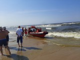 Akcja ratunkowa na plaży w Stegnie.Służby nad Zatoką Gdańską -  dziecko i matka w wodzie 