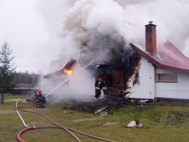 Pożar w Makowie. Spłonął drewniany budynek mieszkalny