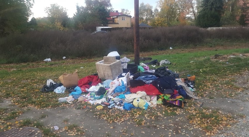 Pojemniki na odzież zniknęły, śmieci pozostały. Kto je posprząta? FOTO