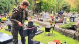 Żołnierze sprzątali na kołobrzeskim cmentarzu, także na cmentarzu wojennym