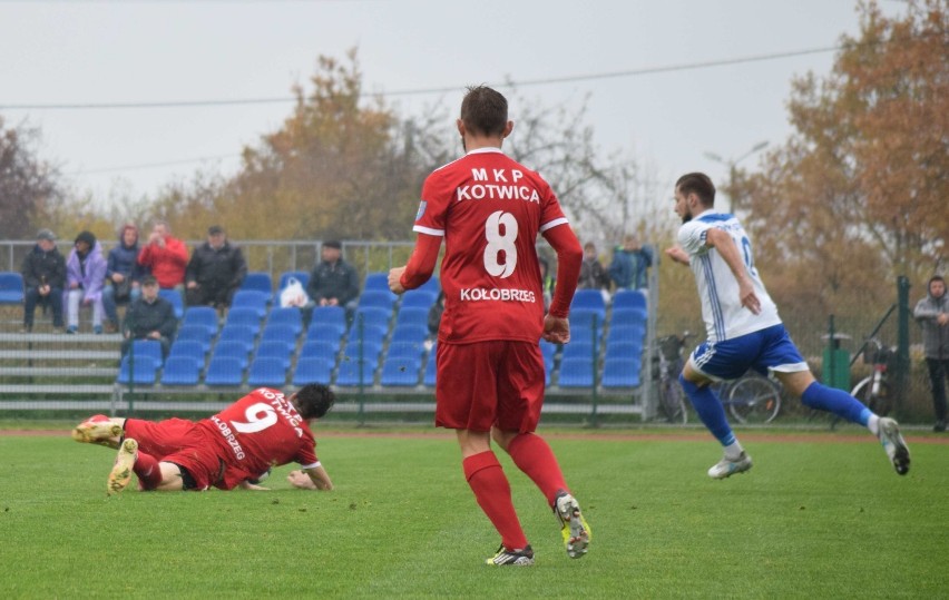 III liga. Grom Nowy Staw - Kotwica Kołobrzeg 0:1 [ZDJĘCIA]. Goście kończyli w dziesięciu