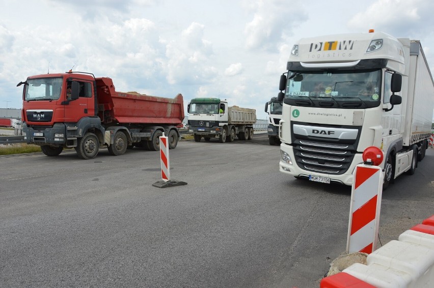 Budowa A1 koło Piotrkowa: próby obciążeniowe na wiadukcie...