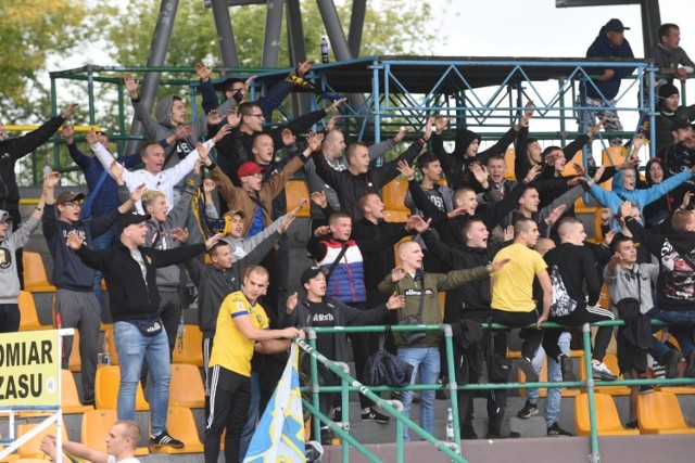 Nasz zespół przegrał na własnym boisku 2:4 (0:0) w meczu 10. kolejki. Bramki dla torunian: Michał Szczyrba 47, Kamil Włodyka 83-karny. Elana ma na koncie 14 punktów (4 zwycięstwa, 2 remisy, 4 porażki) i plasuje się w środku stawki. ZOBACZ ZDJĘCIA Z TRYBUN I MURAWY STADIONU PRZY UL. BEMA >>>>