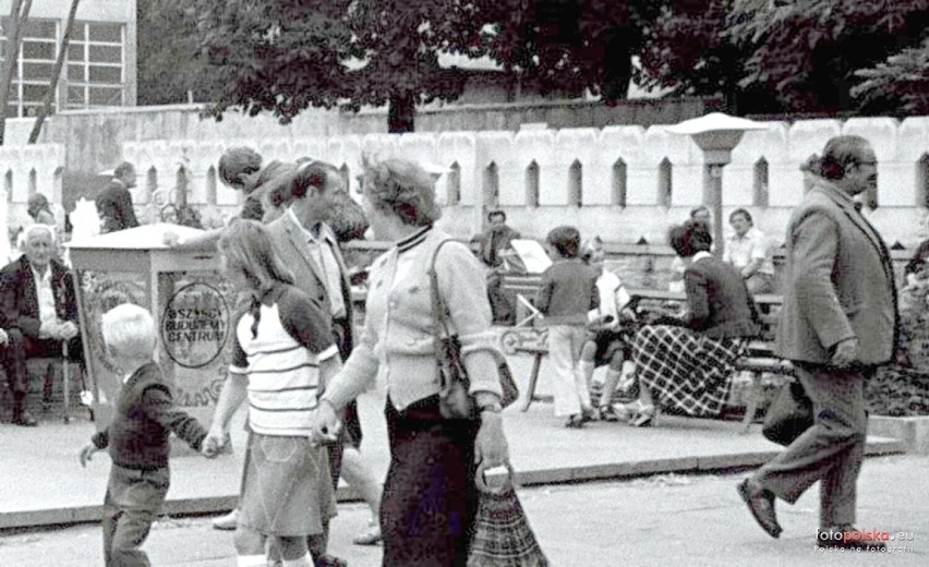 Taka moda królowała w Radomiu w czasach PRL-u. Tak wyglądały stroje radomian za komuny. Zobacz zdjęcia z radomskich ulic