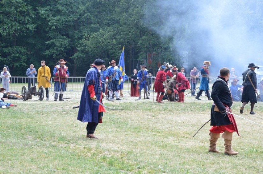 Rekonstrukcja historyczna w Wejherowie - bitwa dzienna w parku miejskim [ZDJĘCIA] [WIDEO]