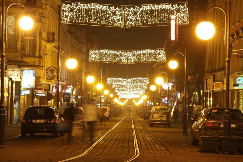 Iluminacja świąteczna i ozdoby na Wolności w Chorzowie [ZDJĘCIA]. Miasto gotowe na Boże Narodzenie