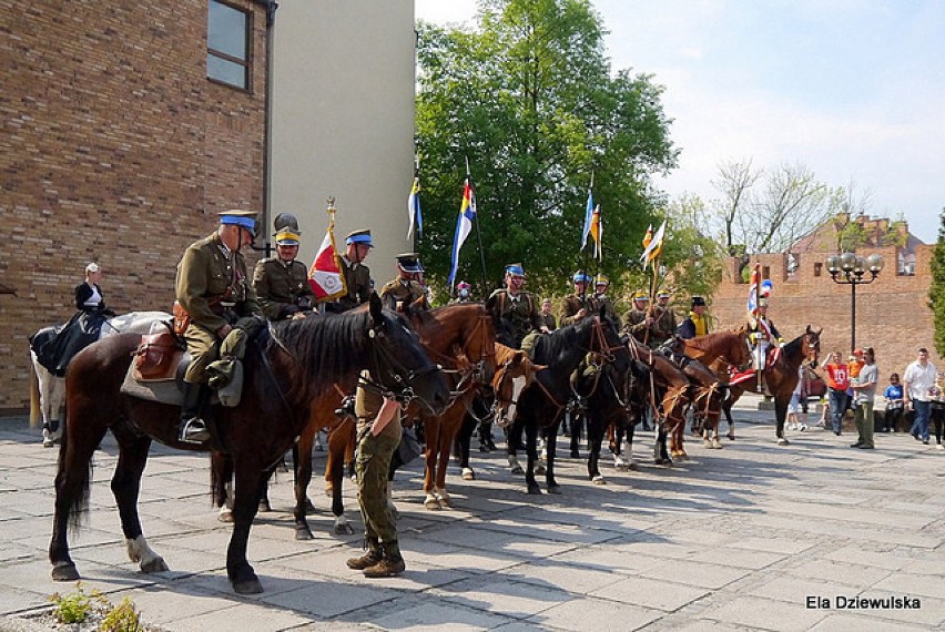 Szwadron kawalerii konnej na placu przed Katedrą