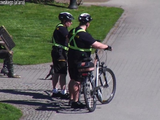 Strażnicy z Wejherowia z radiowozów przesiadają się na quady i na rowery