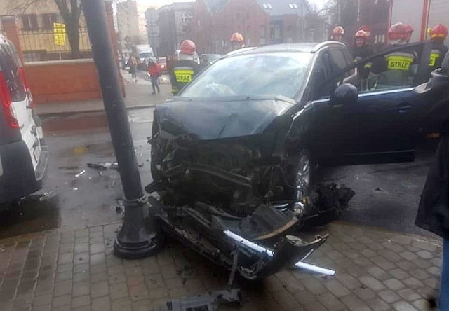 Do zderzenia dwóch pojazdów doszło około 9.20 na skrzyżowaniu ulic Sobieskiego i Warszawskiej w Bydgoszczy. Jedna z osób badana jest na miejscu przez zespół ratownictwa medycznego.

Więcej zdjęć i informacji >>>


Najważniejsze informacje z Kujaw i Pomorza. Flash Info, odc. 7:
