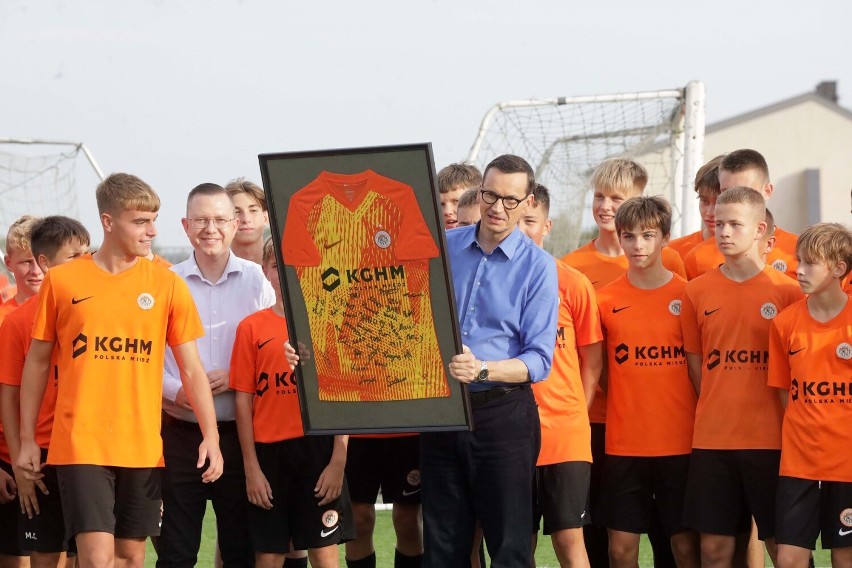 Premier Mateusz Morawiecki odwiedził zawodników akademii piłkarskiej, zobaczcie zdjęcia