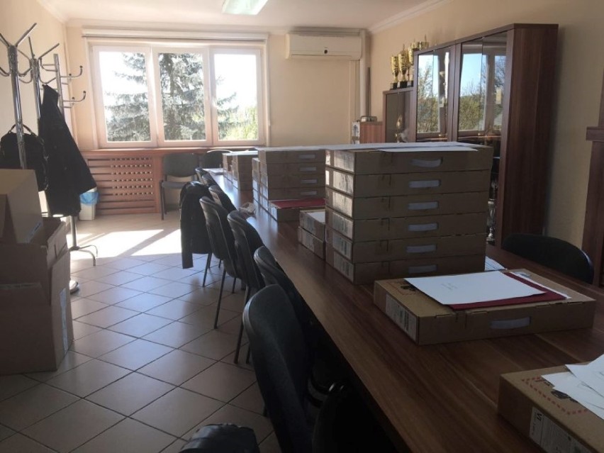 Laptopy i tablety dla uczniów z powiatu kraśnickiego. Starosta przekazał szkołom sprzęt komputerowy