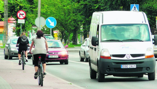 Bełchatowianom dokuczają korki w mieście, np. na ulicy Wojska Polskiego. Rocznie w wydziale komunikacji bełchatowskiego starostwa rejestrowanych jest ponad 9,5 tysięcy samochodów