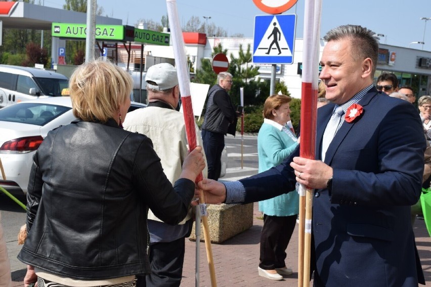 Prezydent Piotr Korytkowski rozdaje flagi przy Galerii nad...