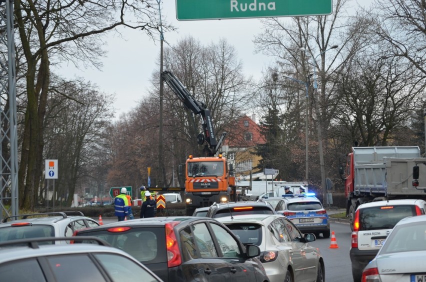 Uszkodzona lampa na rondzie Konstytucji 3 Maja w Głogowie jest już zdemontowana