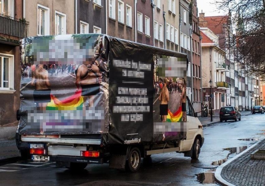 Homofobiczna furgonetka była widoczna na ulicach Gdańska na...