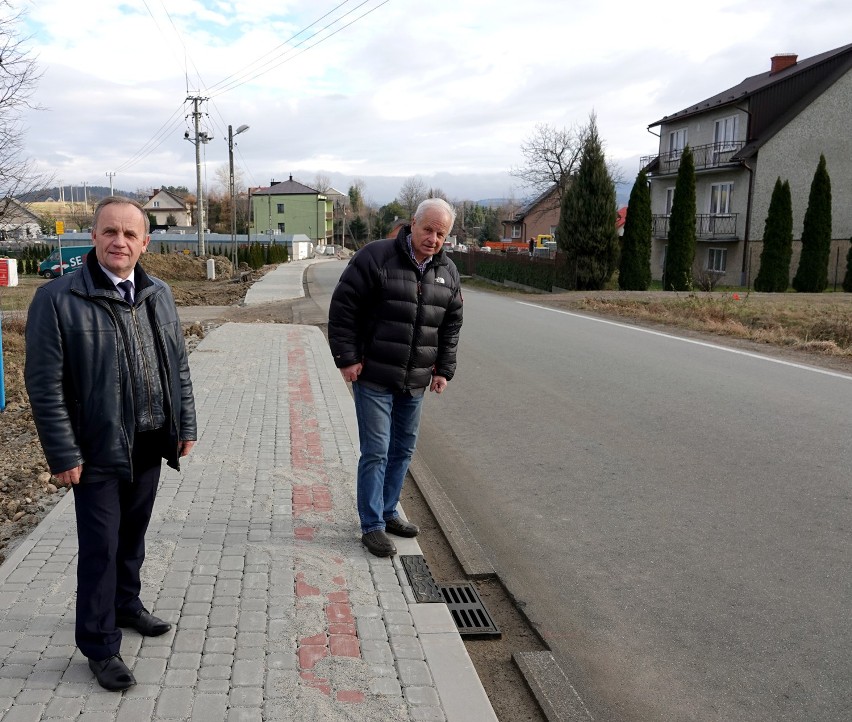Ponad kilometr nowych chodników przy powiatowych drogach