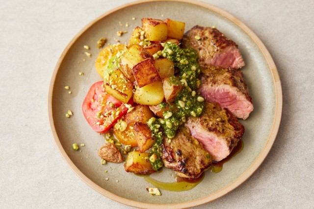 Jamie Oliver zainspirowany kuchnią śródziemnomorską dzieli się przepisem na stek z polędwicy wołowej w pesto.