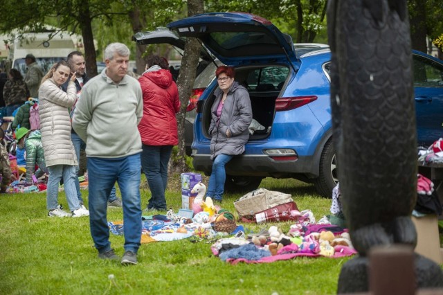 Darłowski Pchli Targ na Wyspie Łososiowej. Na stoiskach odzież, książki i wiele innych skarbów