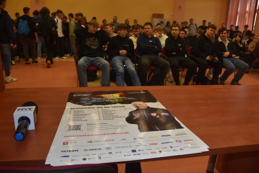 Akademia Młodego Mechanika wyruszyła z Ryglic i Tarnowa w trasę. Fachowcy z branży dzielą się z uczniami swoją wiedzą i pasją do motoryzacji