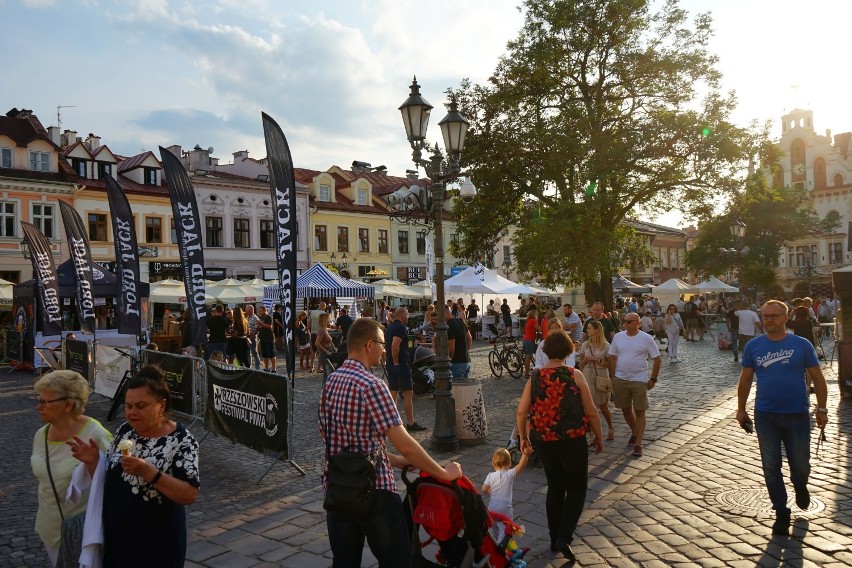 Tłumy na Rzeszowskim Festiwalu Piwa na Rynku. Tak niedzielny wieczór spędzali rzeszowianie