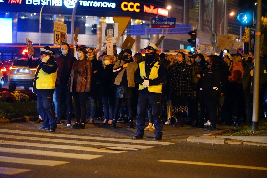 Tłumy na piątkowym strajku kobiet w Rzeszowie. Był spór z kontrmanifestującymi!