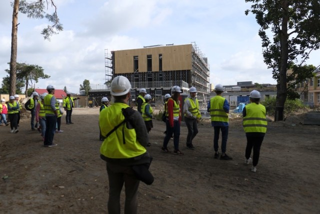 Dzisiaj (23.09) torunianie mieli kolejną okazję obejrzeć z bliska plac budowy szpitala wojewódzkiego na Bielanach w Toruniu. Zobaczcie fotorelację z tego wydarzenia.

Po rozbudowie bielańskiej lecznicy SOR będzie większy i wygodniejszy. Wzrośnie liczba łóżek: zaplanowano cztery łóżka intensywnej terapii (obecnie są dwa) oraz osiem obserwacyjnych (teraz jest ich sześć). W projekcie nowego SOR-u przewidziano dwie sale operacyjne. Jedna przeznaczona będzie do takich zabiegów, jak na przykład udrażnianie naczyń tętniczych, będą tam więc trafiali chorzy, którym natychmiast trzeba usunąć zakrzep. Na drugiej sali, ogólnej, operowani będą pacjenci z innymi problemami, np. ci, którym trzeba szybko wyciąć wyrostek robaczkowy.

 

Inaczej niż obecnie będzie wyglądało miejsce, gdzie chorzy są badani. Zamiast trzech oddzielnych gabinetów planowane jest jedno duże pomieszczenie podzielone na kilka stanowisk oddzielonych specjalnymi parawanami lub przepierzeniami. Takie rozwiązanie (często stosowane między innymi w Stanach Zjednoczonych) jest korzystniejsze dla pacjentów, ponieważ personel ma lepszy nadzór nad chorymi. Przewiduje się także utworzenie kilku gabinetów zabiegowych. Na SOR będzie można się szybko dostać także z lądowiska dla helikopterów. Budynek, w którym znajdzie się ta jednostka lecznicy, zostanie oddany do użytku w pierwszym kwartale przyszłego roku.

Polecamy: Rowerowa Masa Krytyczna z okazji Europejskiego Dnia bez Samochodu [ZDJĘCIA]

Budowa nowego kompleksu Wojewódzkiego Szpitala Zespolonego w Toruniu to najważniejsza obecnie kujawsko-pomorska inwestycja w służbie zdrowia. Koszt rozbudowy to 560 mln zł, z czego około 200 mln zł wydamy na nowoczesny sprzęt medyczny i niemedyczny. Wykonawca, firma Budimex, powinien się uporać z robotami do końca 2019 roku. Obecnie prace trwają przy czterech dużych budynkach. Wykańczane jest skrzydło administracyjne i zachodnia część gmachu głównego. Roboty żelbetowe trwają w nowej siedzibie oddziałów psychiatrycznych, a elewacja i instalacje montowane są w budynku dla oddziału zakaźnego.

Zobacz także: Zapierające dech widoki z punktu obserwacyjnego Twierdzy Toruń [ZDJĘCIA]

