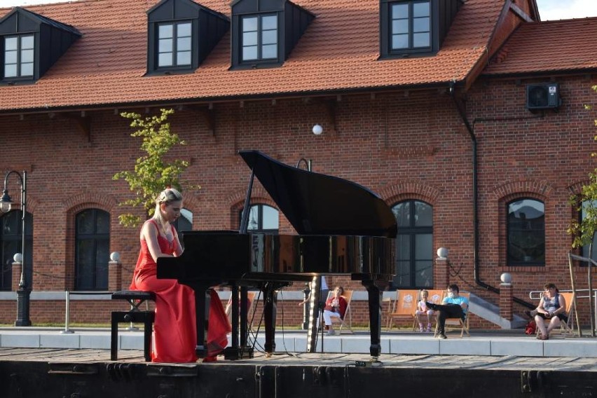 Performance muzyczny Marii Rutkowskiej. Pianistka wystąpiła na torowisku przy Zajezdni Kultury