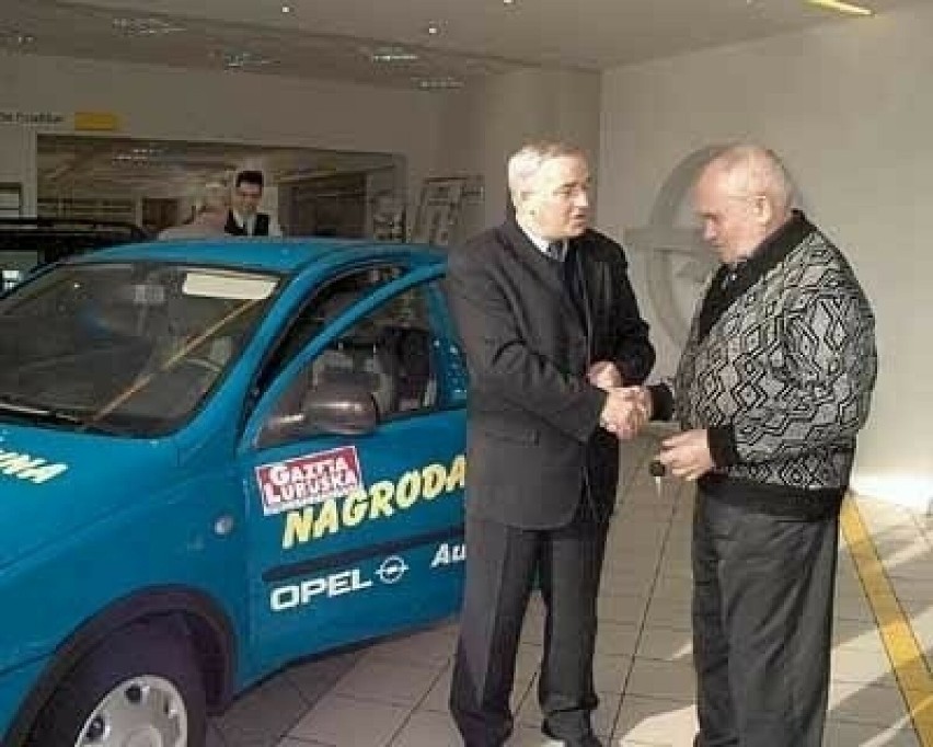 Redaktor naczelny Mirosław Rataj wręcza nagrodę (samochód)...