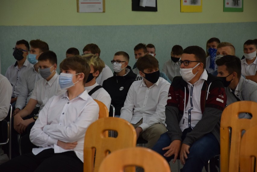 Inauguracja roku szkolnego 2020/2021 w Elblągu. 17 tys. uczniów rozpoczyna rok szkolny - trudny, bo w cieniu pandemii koronawirusa