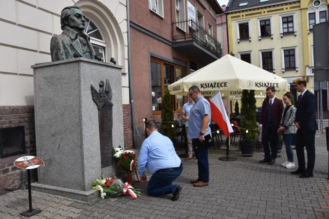 Urząd szybko usuwa kwiaty, których sam nie złożył?