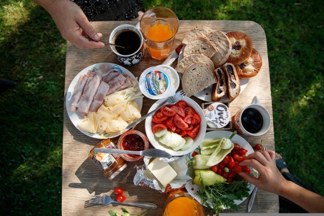 Śniadanie na Trawie to dobrze znana inicjatywa bydgoskiej restauracji i dobry pomysł na aktywny początek weekendu. Najbliższe Śniadanie na Trawie przy Fontannie Potop w Bydgoszczy już w sobotę (11 czerwca).