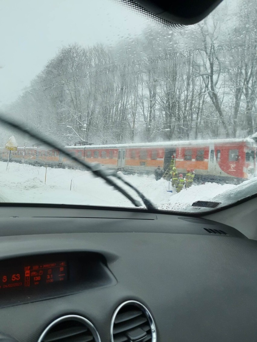 Atak zimy. Utknął pociąg na torach w Białym Dunajcu. Zawalił się garaż w Zakopanem