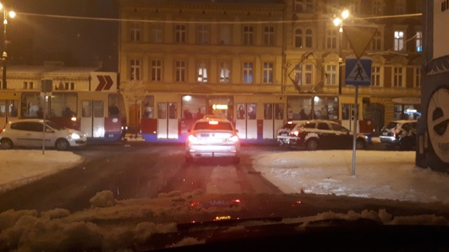 W Bydgoszczy po opadach śniegu na drogach panują trudne warunki