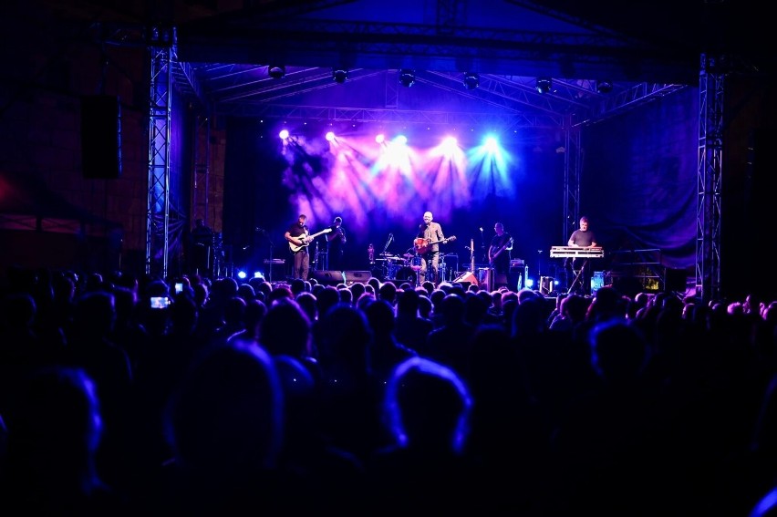 Legendarny zespół Raz Dwa Trzy zagrał w Sandomierzu na dziedzińcu Zamku Królewskiego. To był magiczny koncert! Zobaczcie zdjęcia