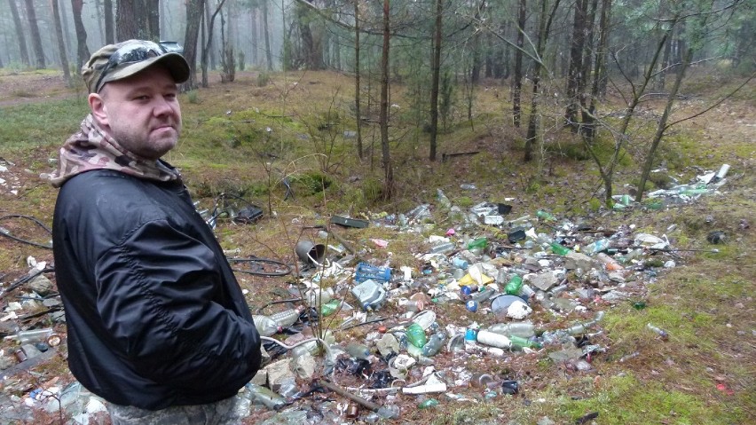 Zanieczyszczone śmieciami miejsca wskazał nam Maciek...