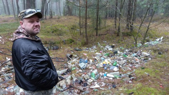 Zanieczyszczone śmieciami miejsca wskazał nam Maciek Kuszneruk z Załogi Rowerowej Zgrzyt