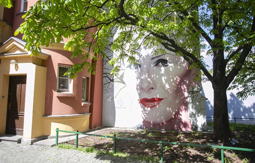 Mural Kory w Warszawie. W wiosennej odsłonie wygląda rewelacyjnie [ZDJĘCIA]