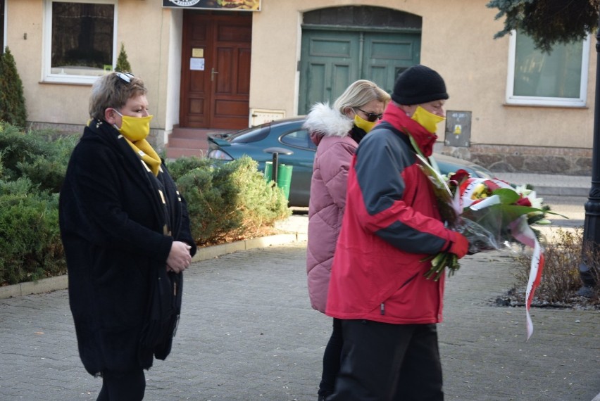 Członkowie stowarzyszenia Polska 2050 złożyli kwiaty pod pomnikiem Powstańców Wielkopolskich [ZDJĘCIA +FILM]