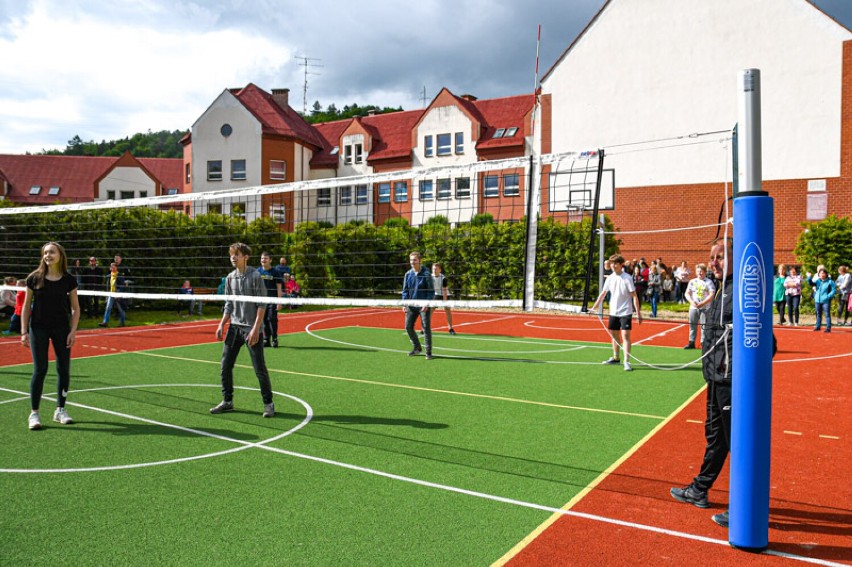 Otwarcie po remoncie boiska sportowego przy Szkole...