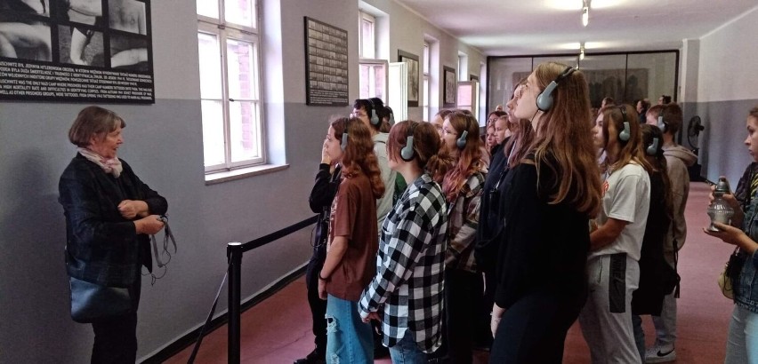 Uczniowie kazimierskiej „jedynki” byli w byłym obozie Auschwitz–Birkenau. W skupieniu i powadze zwiedzali miejsce zagłady. Zobaczcie zdjęcia