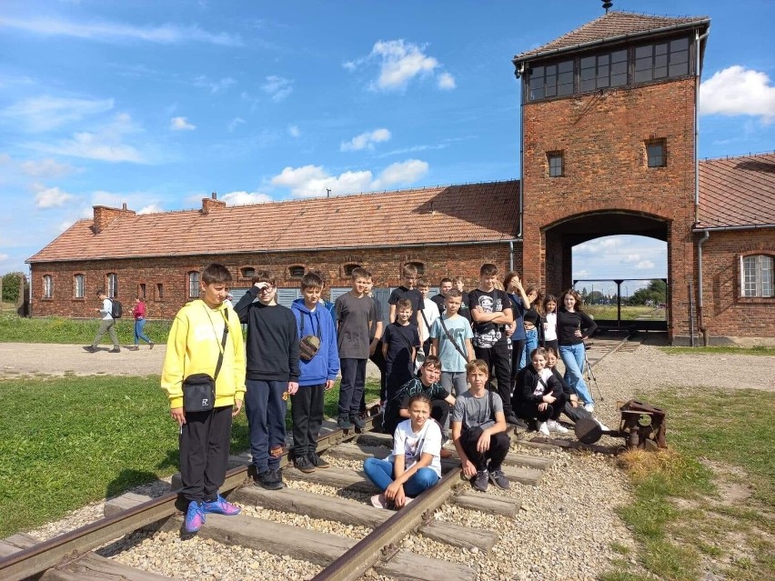 Uczniowie kazimierskiej „jedynki” byli w byłym obozie Auschwitz–Birkenau. W skupieniu i powadze zwiedzali miejsce zagłady. Zobaczcie zdjęcia