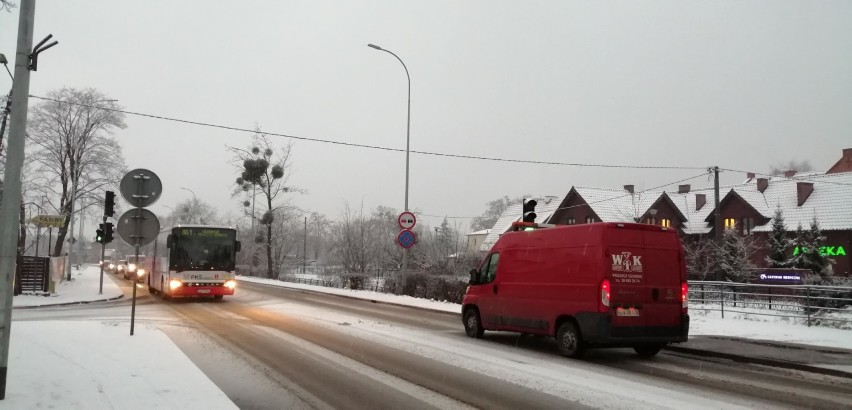 Zima w Pruszczu Gdańskim. Trudne warunki na drogach, zaśnieżone ulice i chodniki, łopaty poszły w ruch |ZDJĘCIA