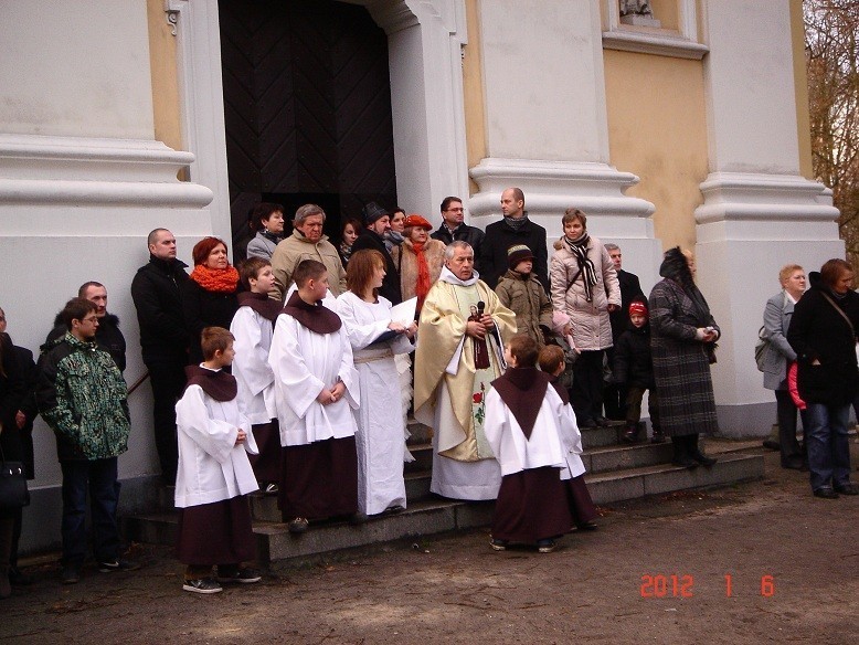 Trzej mędrcy zawitali w piątek do klasztoru w Woźnikach