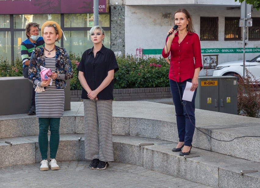 Protest przeciwko "lex TVN" na pl. Adamowicza w Szczecinie