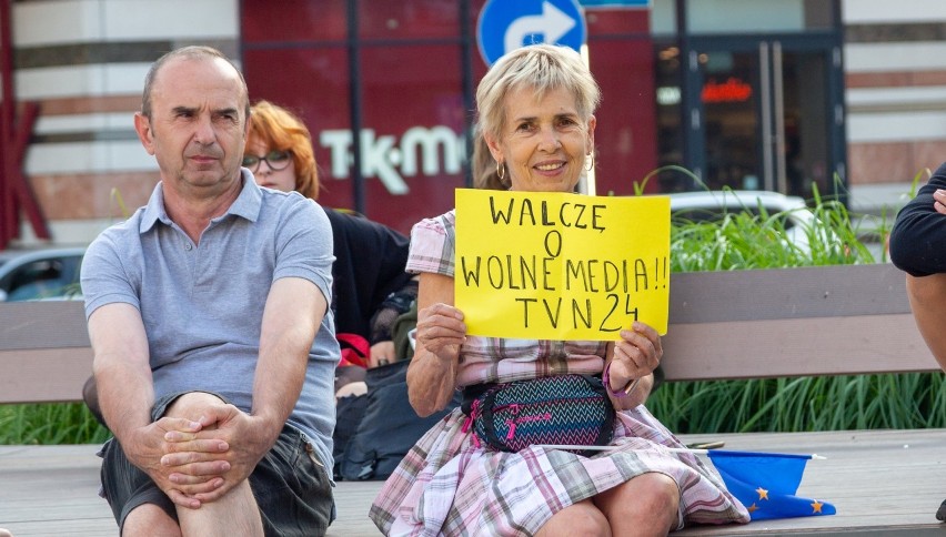 Protest przeciwko "lex TVN" na pl. Adamowicza w Szczecinie