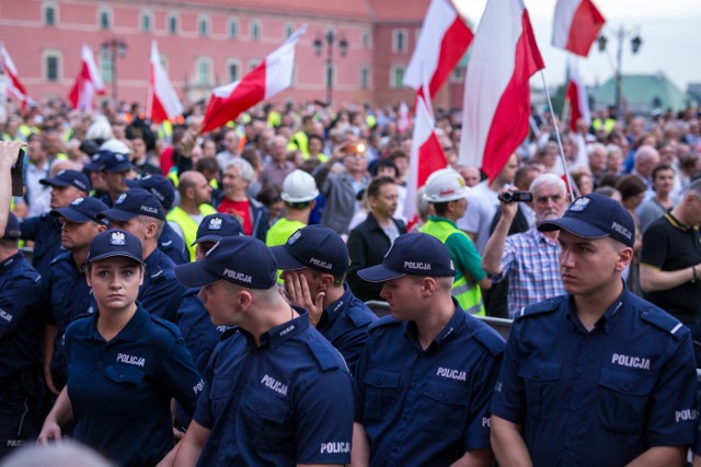 Miesięcznica smoleńska. Manifestacja i kontrmanifestacja na ulicach Warszawy [ZDJĘCIA]