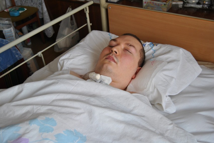  Sześć lat po wypadku samochodowym 26-letni  Rafał Owczarek z Trzebini wciąż jest przykuty do łóżka,